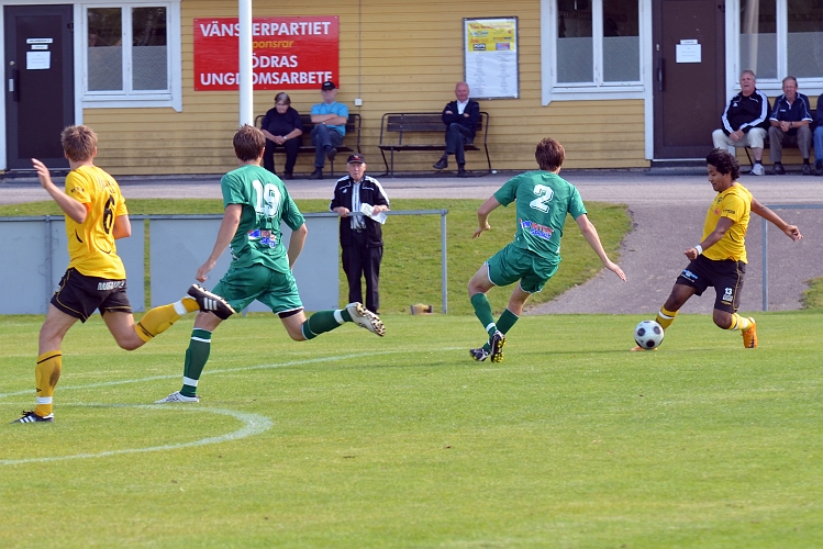 2011_0813_28.JPG - Jonas Hammarlund skär in från kanten med bollen