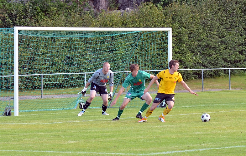 2011_0813_29.JPG - Dennis Jansson vänder upp i straffområdet . . . .