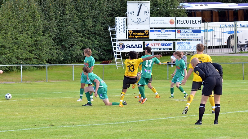 2011_0813_31.JPG - . . . . till Jonas Hammarlund som lyfter in reducering till 1-2