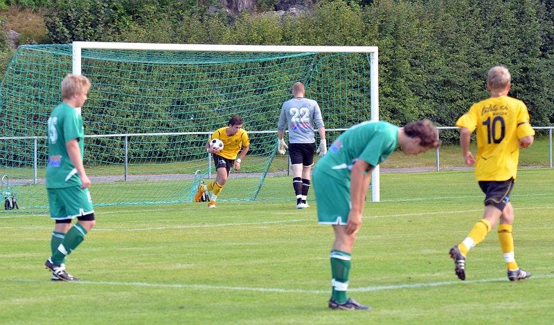 2011_0813_32.JPG - Rio Babovic är snabbt framme och hämtar ut bollen ur nätmaskorna