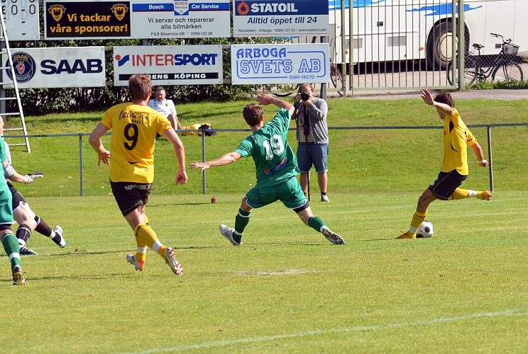 2011_0813_33.JPG - Södra ligger på och Rio Babovic går för ett avslut mot mål