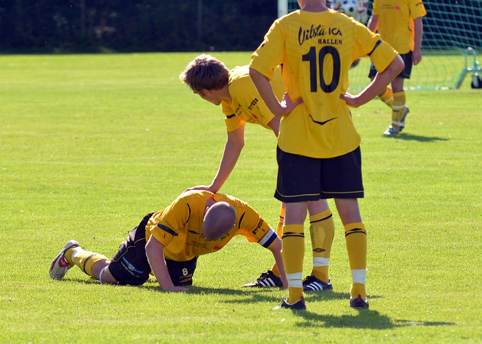 2011_0813_34.JPG - Gustav Gustavsson har åkt på en smäll och synar gräsmattan en sväng