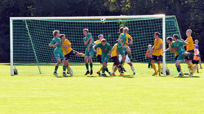 2011_0813_39.JPG - Spiken i kistan, Ludvika gör 1-3 på nick efter en hörna