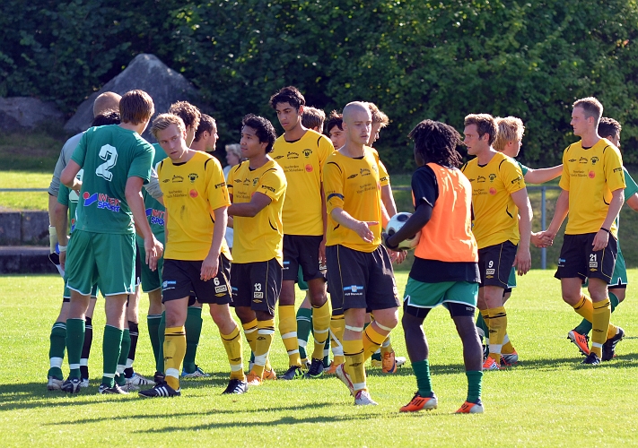 2011_0813_40.JPG - Spelarna tackar varandra efter matchen