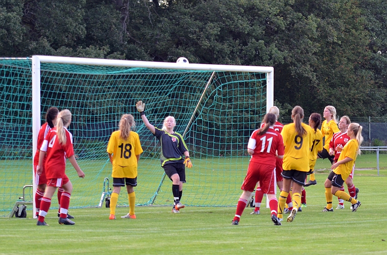 2011_0817_07.JPG - Nära ett mål efter hörna men bollen landar på målburen