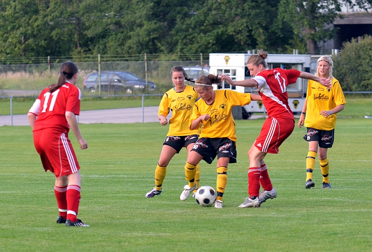 2011_0817_08.JPG - Ida Asp vinner bollen på mittplan