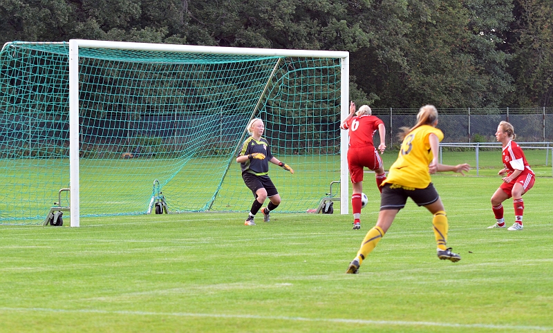 2011_0817_11.JPG - Adelisa Grabus (utanför bild) skjuter bollen i ribban och bollen studsar ner framför Salaspelaren . . . .