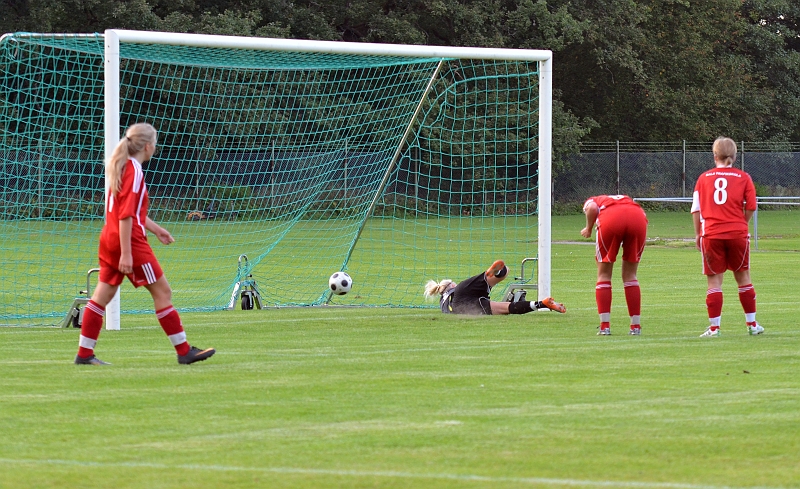 2011_0817_12.JPG - . . . . som olyckligtvis petar in bollen i eget mål, 4-0 till Södra