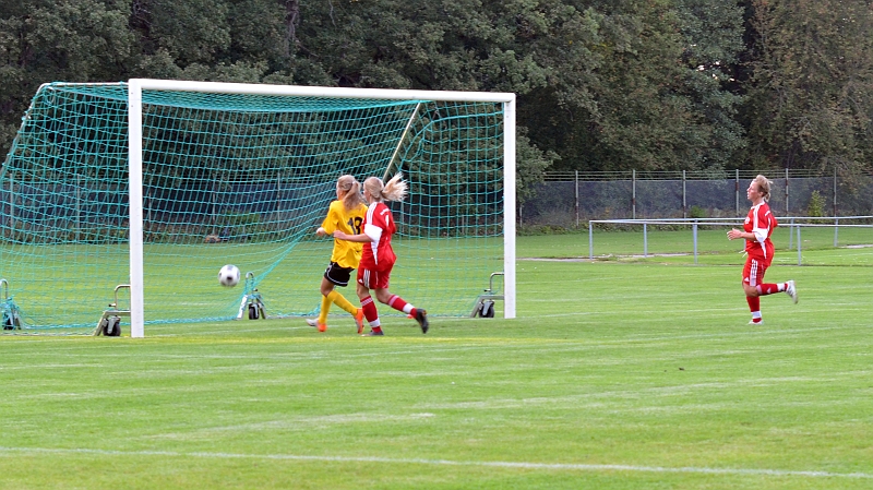 2011_0817_14.JPG - Elin Segerstedt utanför straffområdet lobbar in 6-0 i 29:e minuten