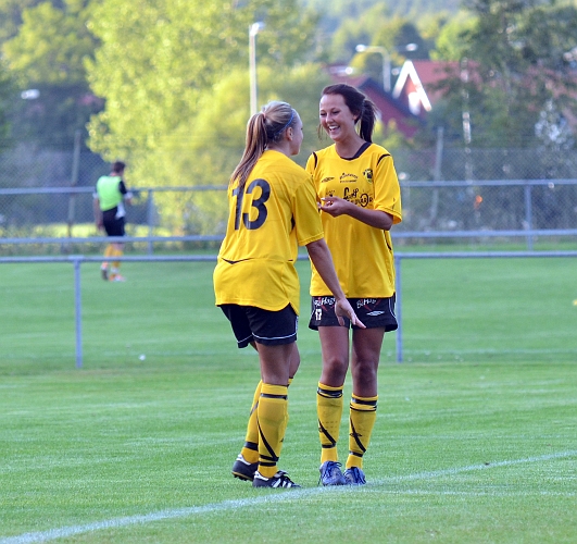 2011_0817_15.JPG - Elin Segerstedt grattas av Linn Simonsson