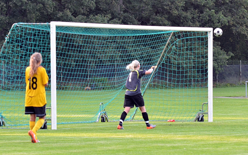 2011_0817_17.JPG - . . . . men bollen stryker tätt utanför bortre krysset