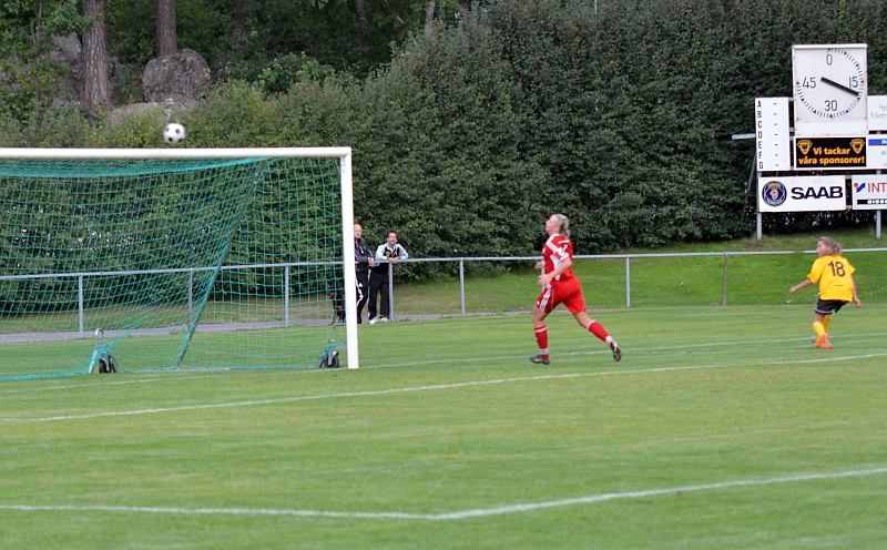 2011_0817_24.JPG - . . . . men lägger bollen prcis över ribban