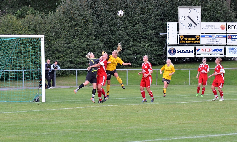 2011_0817_25.JPG - Sala's målvakt är ute och boxar undan bollen