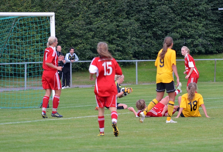 2011_0817_26.JPG - Sala's målvakt har bollen under kontroll efter tilltrasslad situation