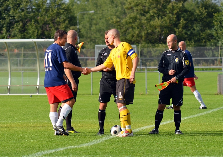 2011_0821_02.JPG - Lagkaptenerna hälsar på varandra och på domarna