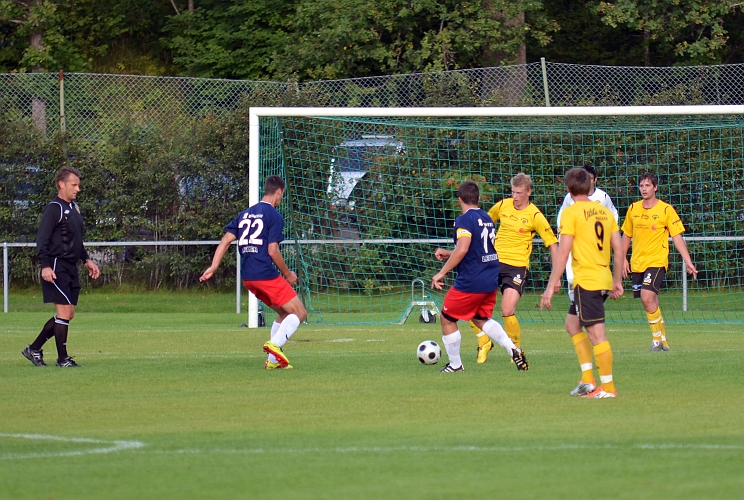 2011_0821_05.JPG - Filip Stjernfeldt slår undan bollen efter att Södra varit pressat en stund