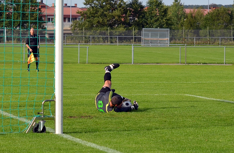 2011_0821_08.JPG - Nordvärmlands målvakt klistrar bollen efter ett skott utifrån
