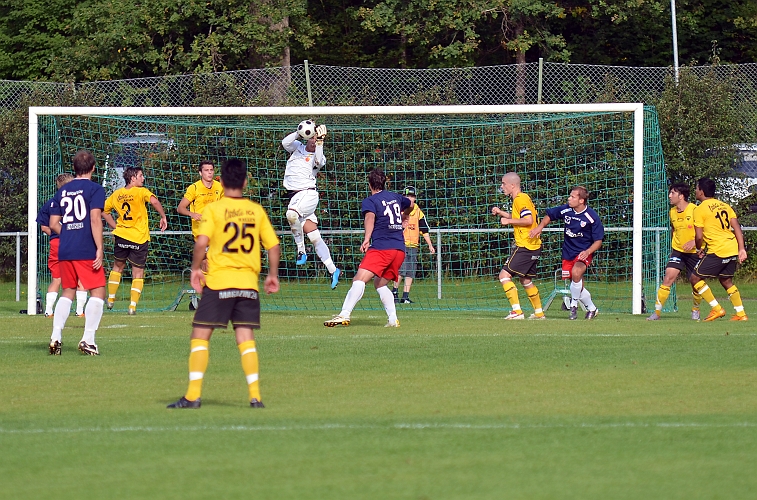 2011_0821_09.JPG - Regis Colombelli går upp och plockar in bollen