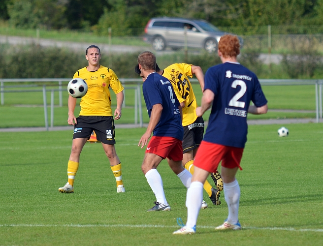 2011_0821_10.JPG - Mergim Bekaj nickar ner bollen och försöker komma förbi försvararen