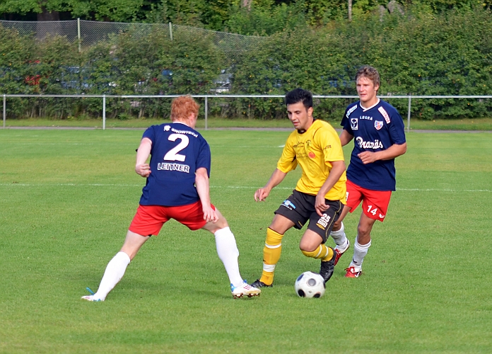 2011_0821_14.JPG - Mergim Bekaj dribblar sig förbi backen