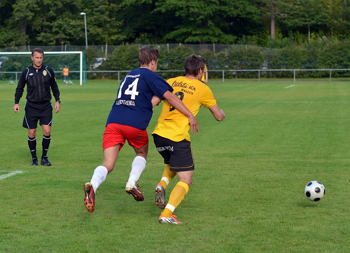 2011_0821_15.JPG - Lite fasthållning fastän domaren är nära situationen