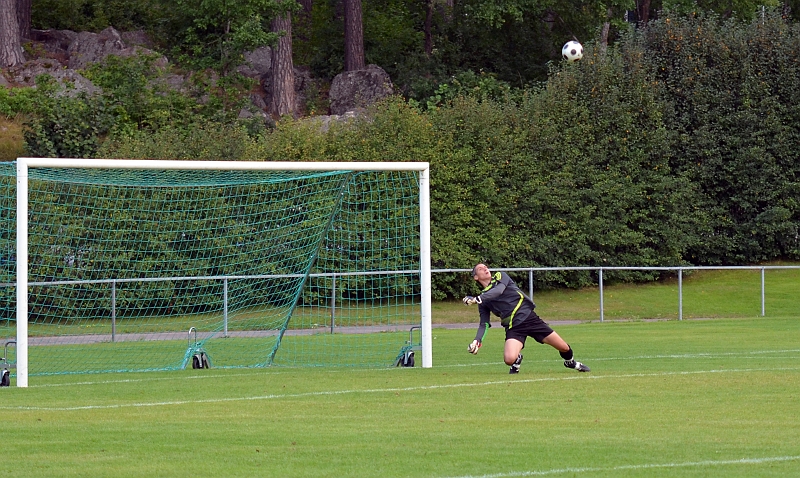 2011_0821_21.JPG - Nordvärmlands målvakt gör en bra räddning på ett hårt skott utifrån