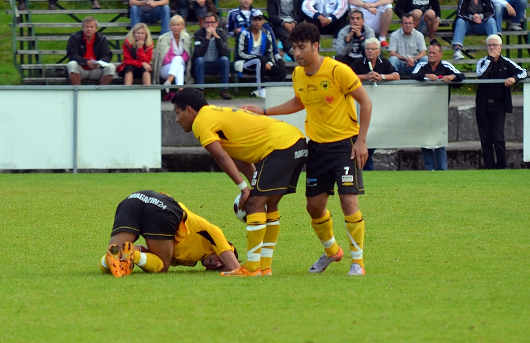 2011_0821_22.JPG - Rio Babovic har blivit fälld och Södra får en frispark