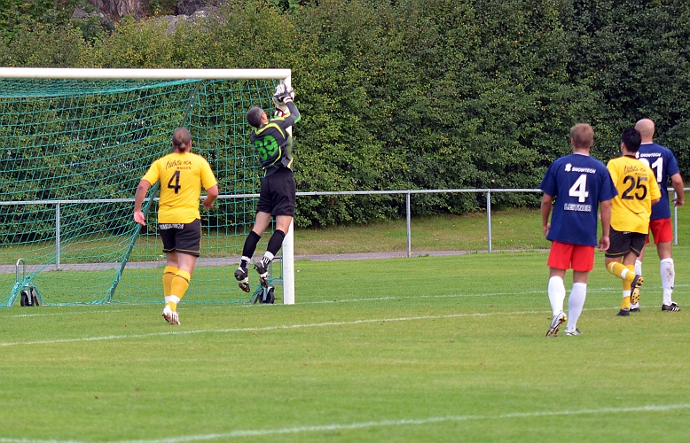 2011_0821_23.JPG - Nordvärmlands målvakt plockar in bollen ganska enkelt