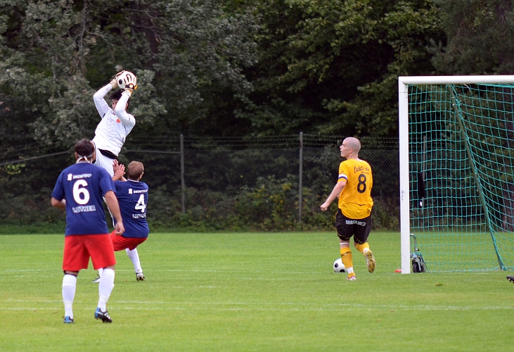 2011_0821_27.JPG - Regis Colombelli går upp och plockar in bollen