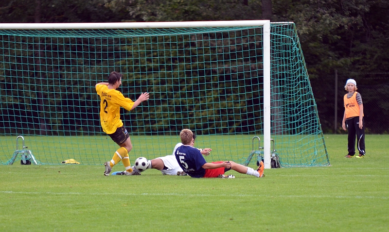 2011_0821_29.JPG - Nordvärmland får en chans på slutet men Södraförsvaret får undan bollen