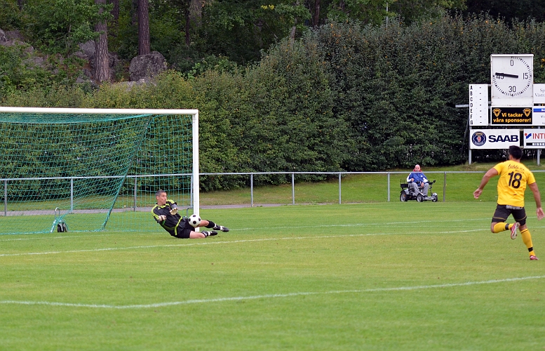 2011_0821_30.JPG - Matchens sista chans blir Södra's men Nordvärmlands målvakt håller tätt