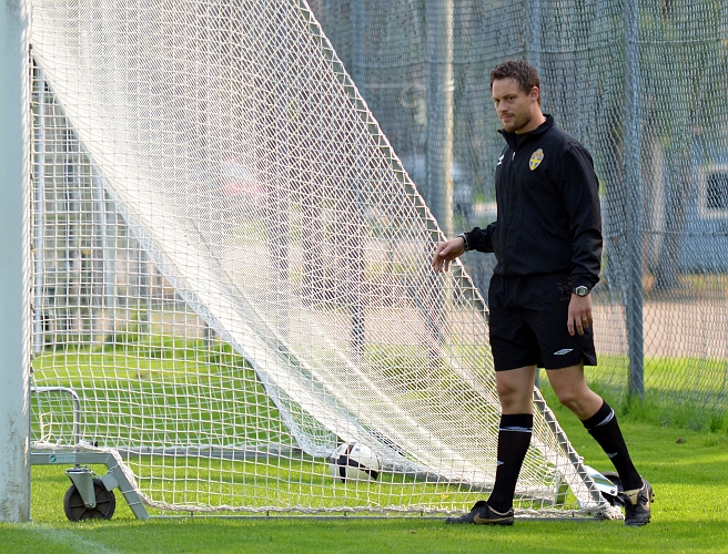 2011_0827_05.JPG - Domaren inspekterar nätet i målburen innan match