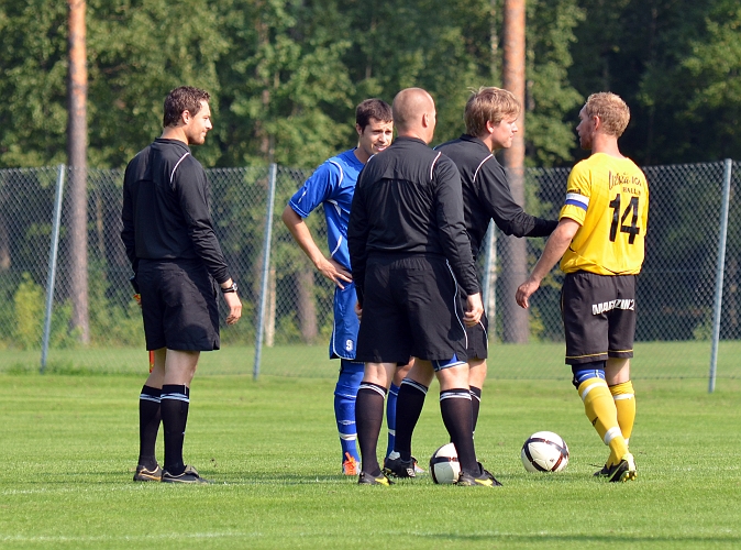 2011_0827_07.JPG - Lagkapterna hälsar på domarna