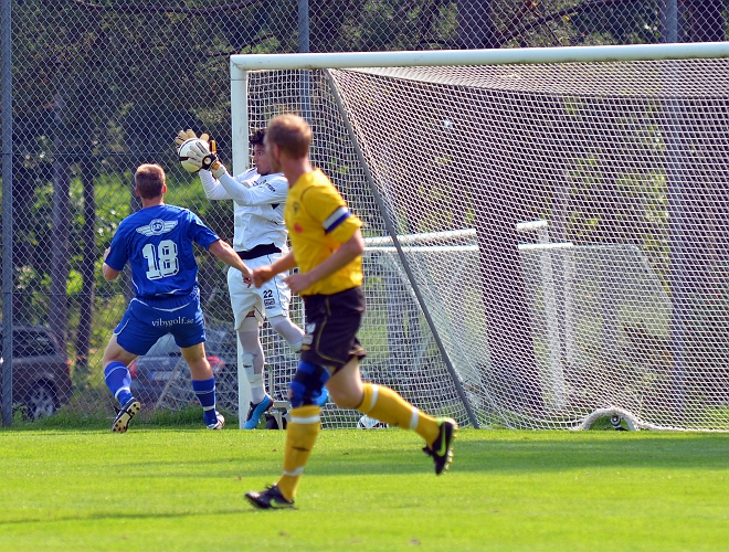 2011_0827_10.JPG - Regis Colombelli tar hand om bollen