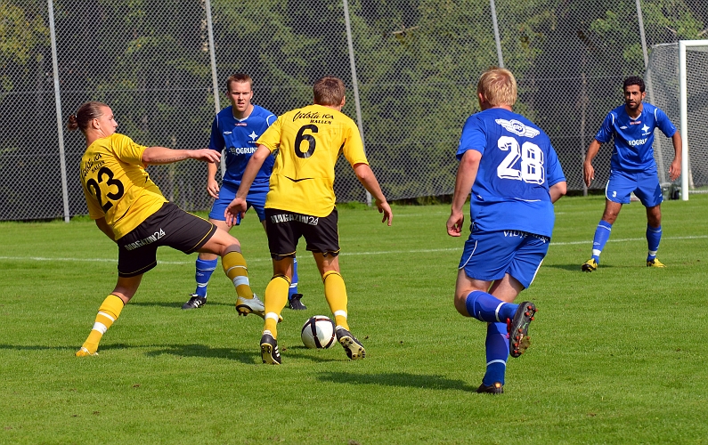 2011_0827_11.JPG - Emil Viborg och Samuel Hultqvist i samarbete utanför örebroarnas straffområde