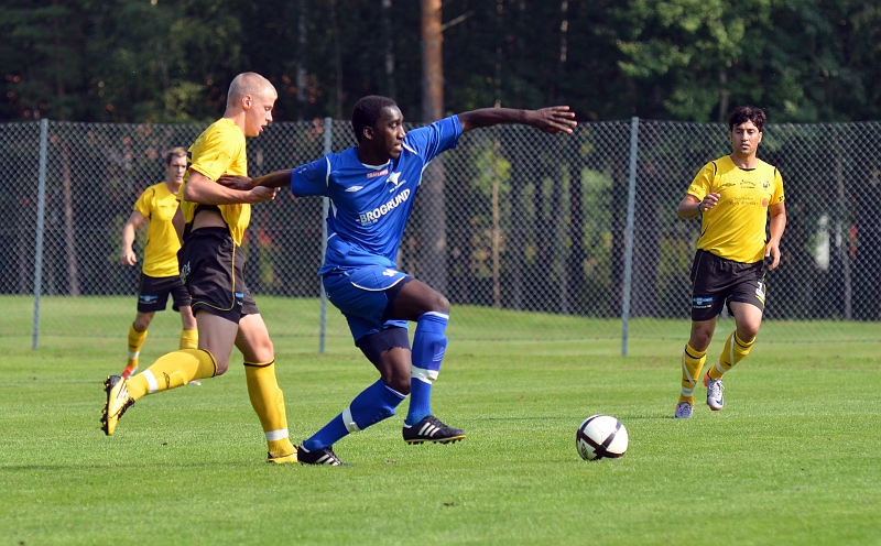 2011_0827_12.JPG - Örebrospelaren håller undan så att inte Filip Stjernfeldt kan komma åt bollen