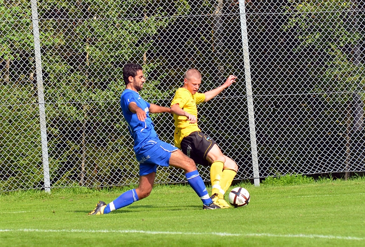 2011_0827_13.JPG - I den här situationen blir Filip Stjernfeldt fälld och många Södraspelare ville ha straff, men domaren lät spelet gå vidare.