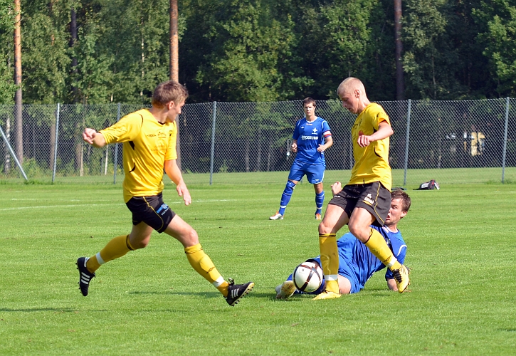 2011_0827_14.JPG - Örebrospelaren försöker glidtackla undan bollen