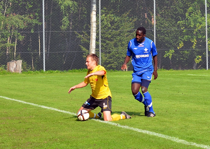 2011_0827_15.JPG - Samuel Hultqvist får en knuff i ryggen vid sidlinjen och får frispark