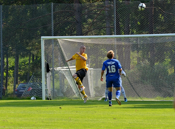 2011_0827_16.JPG - Gustav Gustavsson nickar undan bollen framför målet