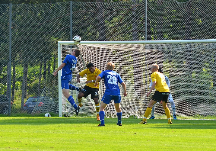 2011_0827_17.JPG - En farlig Örebrochans men Södraförsvaret får undan bollen