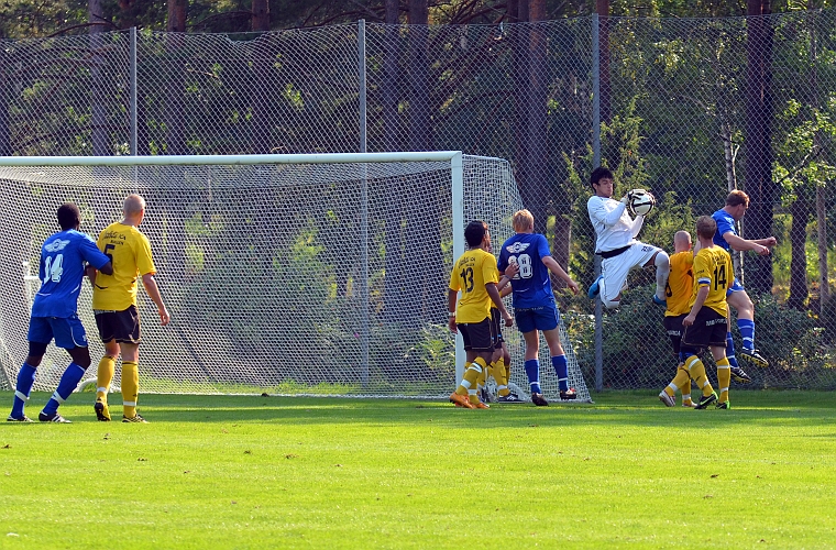 2011_0827_19.JPG - Regis Colombelli kommer ut och plockar in bollen