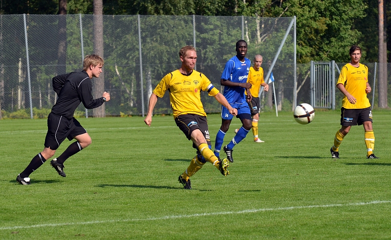 2011_0827_23.JPG - Mikael Wiker spelar upp bollen mot forwards