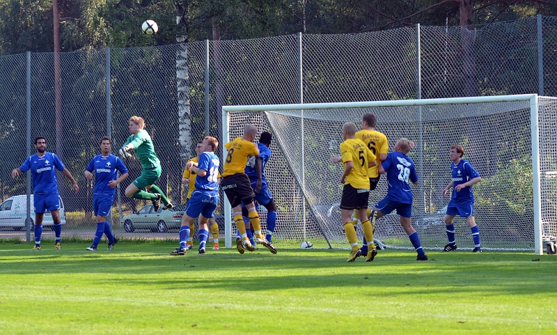 2011_0827_24.JPG - Örebromålvakten boxar undan bollen efter en hörna
