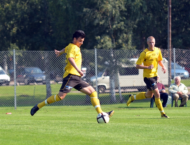 2011_0827_25.JPG - Mergim Bekaj går för ett avslut från distans