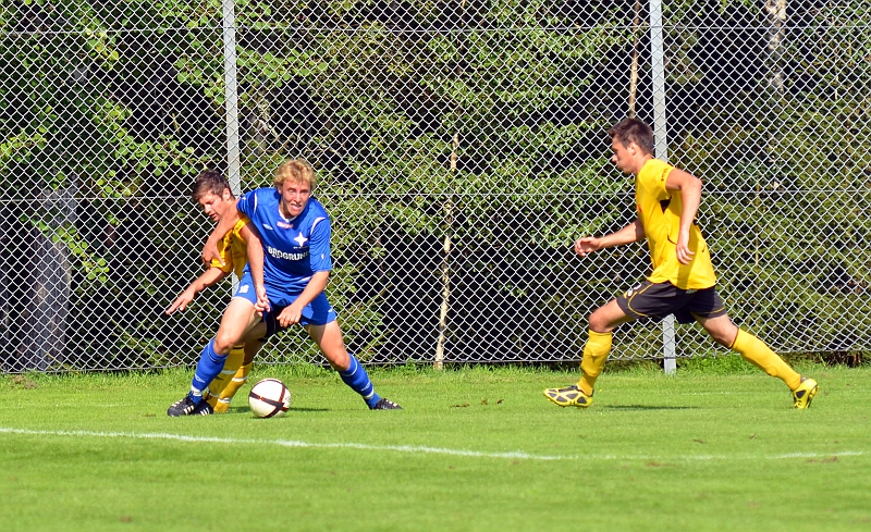 2011_0827_26.JPG - Niklas Larsson i hård närkamp med en Örebro forward