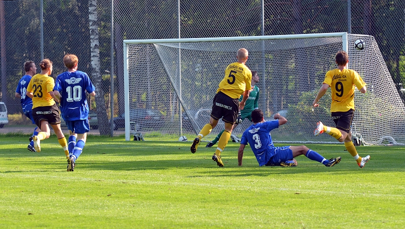 2011_0827_27.JPG - Filip Stjernfeldts skott går strax utanför stolpen