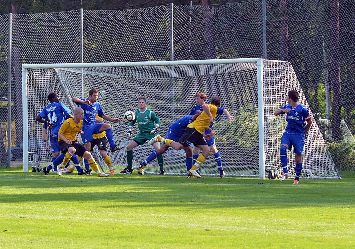 2011_0827_28.JPG - En farlig målchans för Södra men örebroförsvaret får undan bollen