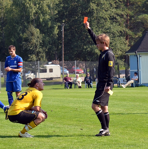 2011_0827_31.JPG - Resultatet blir ett rött kort för Emil Viborg och ett gult kort för Örebrospelaren