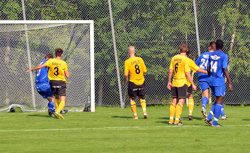 2011_0827_32.JPG - Här gör Örebro 1-0 efter en frispark utifrån planen